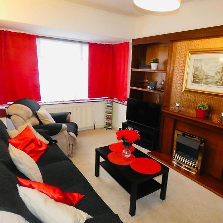 Spacious 3 Bed House With Parking & Good Transport South Norwood Екстериор снимка