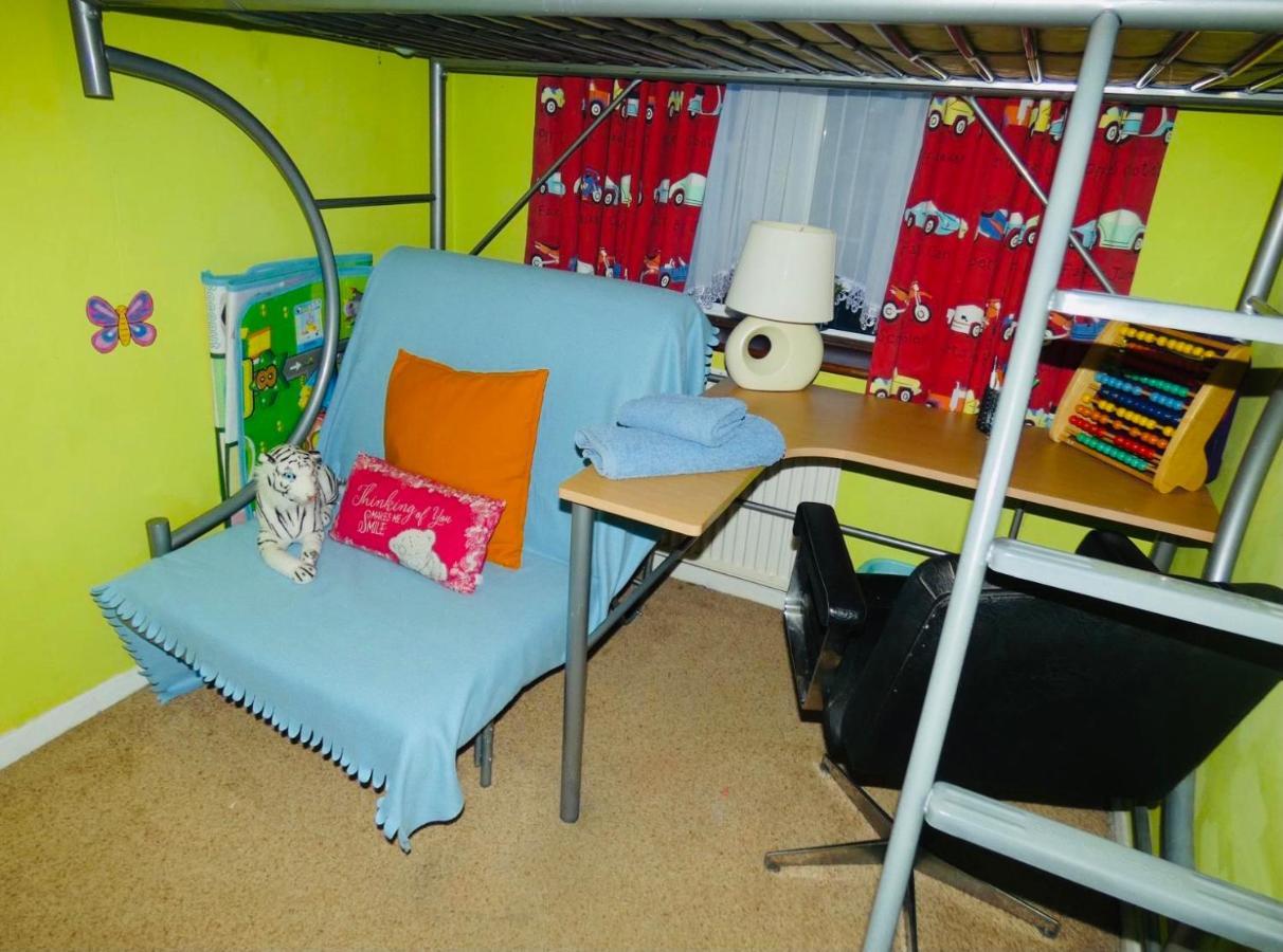 Spacious 3 Bed House With Parking & Good Transport South Norwood Екстериор снимка