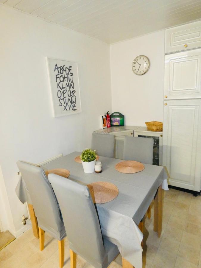 Spacious 3 Bed House With Parking & Good Transport South Norwood Екстериор снимка