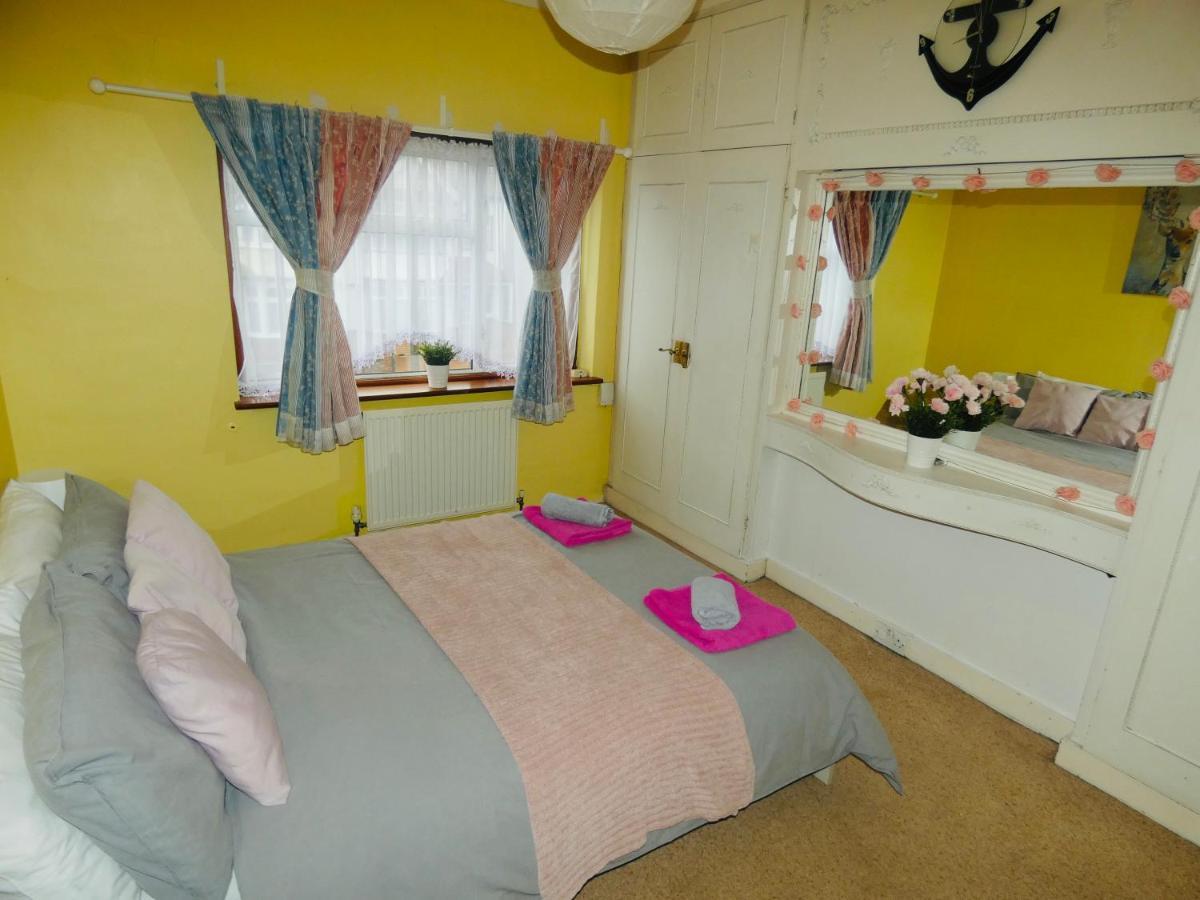 Spacious 3 Bed House With Parking & Good Transport South Norwood Екстериор снимка