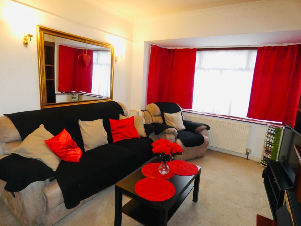 Spacious 3 Bed House With Parking & Good Transport South Norwood Екстериор снимка