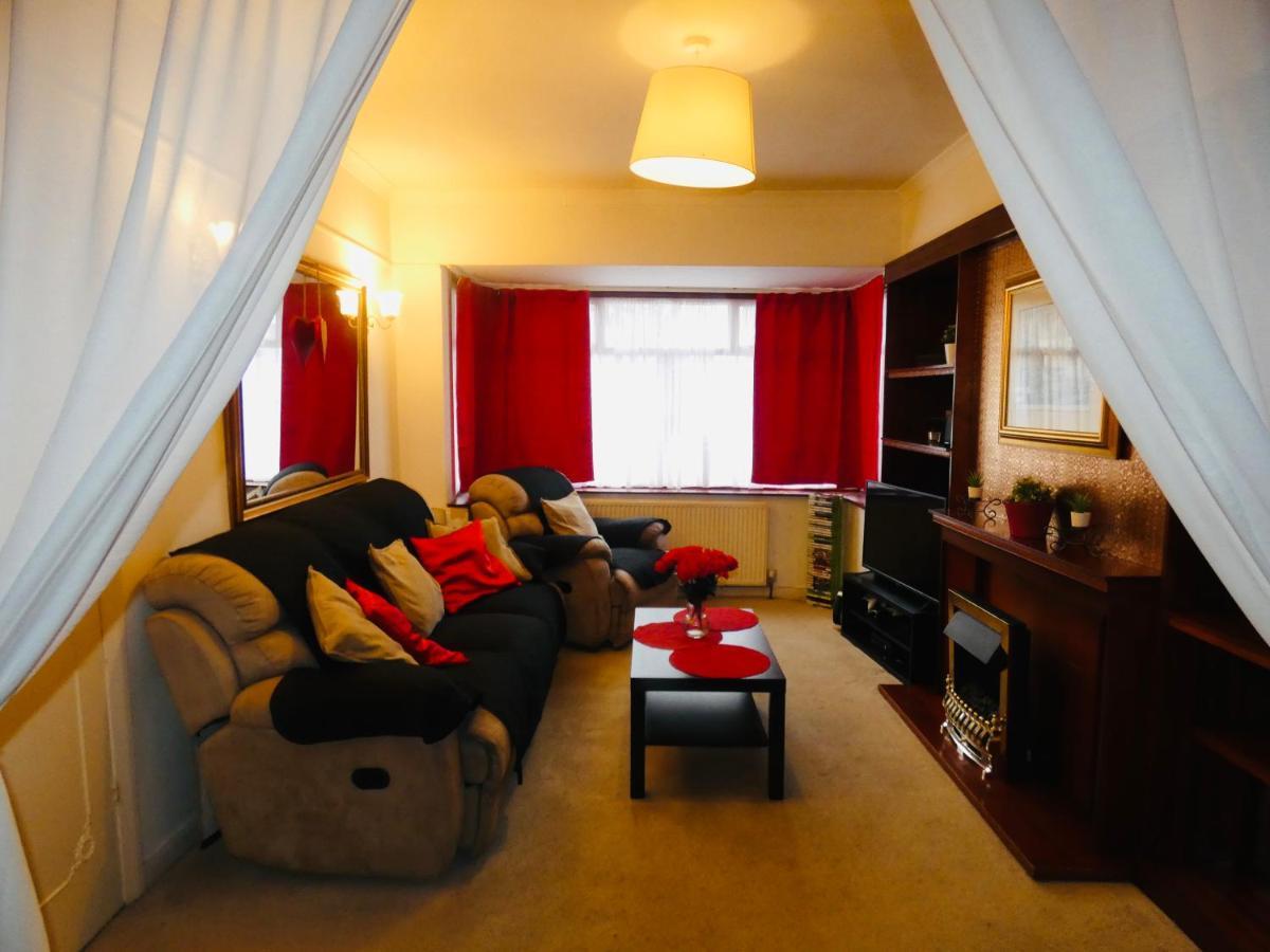 Spacious 3 Bed House With Parking & Good Transport South Norwood Екстериор снимка